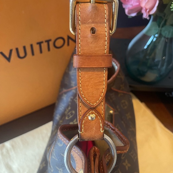 Louis Vuitton - Picture 3 of 16